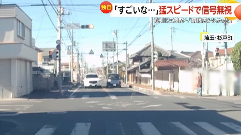 猛スピードで駆け抜ける危険な信号無視の瞬間（23日、埼玉・杉戸町）①