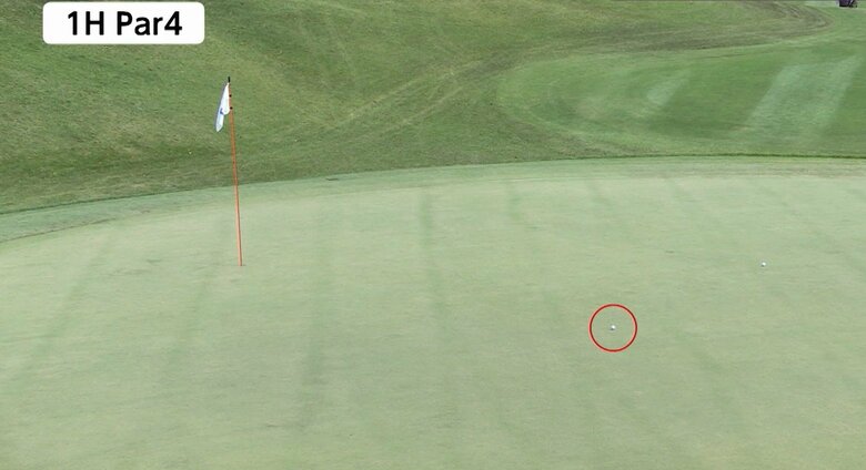 バンカーから放たれたボールはピンまで8メートルのグリーン上に