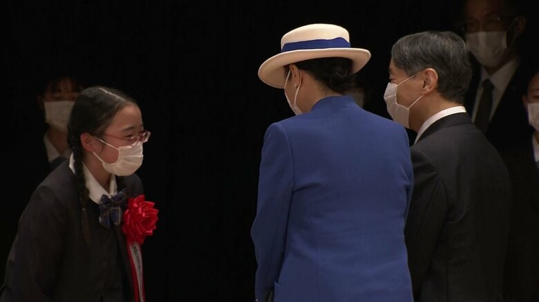 退席の際 廣田さんに声を掛けられる両陛下