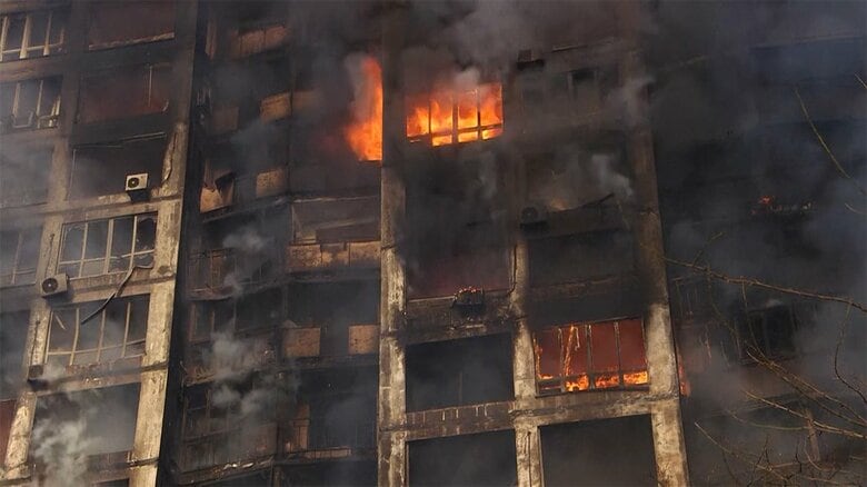 攻撃を受けたキエフの集合住宅