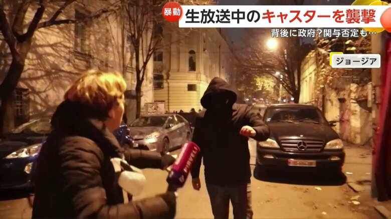 テレビ局の生放送中に、覆面集団が女性キャスターを襲う一部始終①