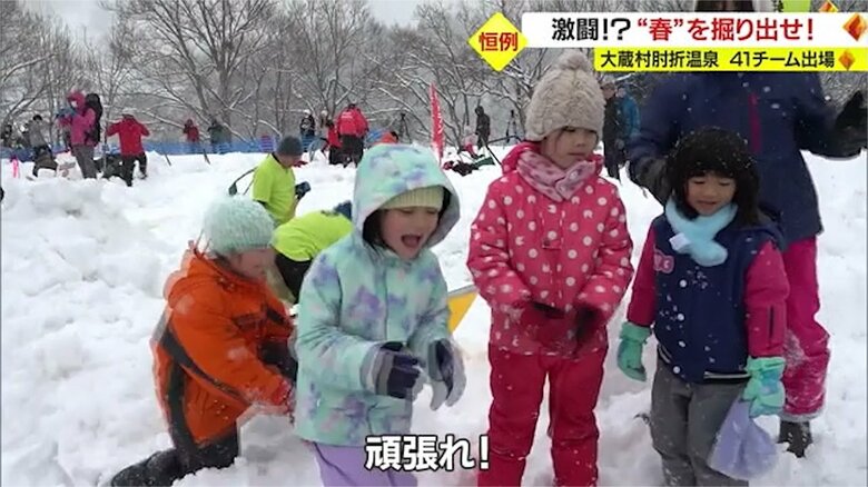参加者に声援を送る子どもたち