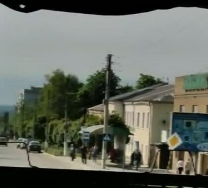 ロシア軍車両の脇を歩く人たち（2022年5月・ハルキウ州クピャンスク／ニキータさん撮影）