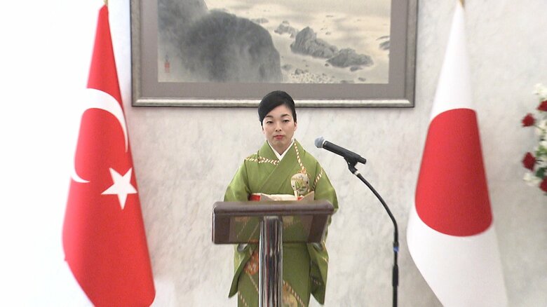 トルコ建国100周年レセプションでおことばを述べられる三笠宮家の彬子さま　12月7日