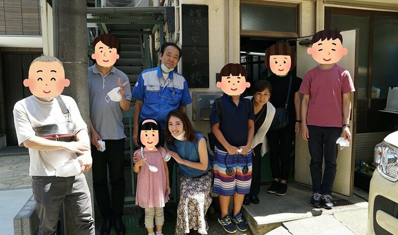 安久工機のスタッフたちと、少年の家族