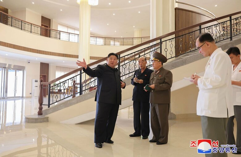 7月11～12日、両江道三池淵市の建設事業を視察した金総書記。メモを取る幹部ら（朝鮮中央通信）