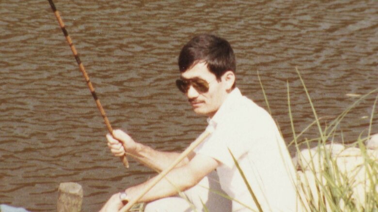 1980年代の鳥巣さん　釣りが趣味だった（本人提供）