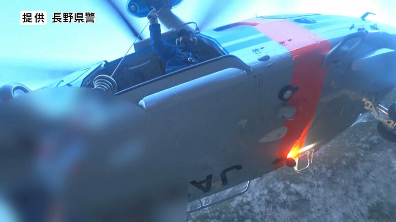 ヘリコプターが男性を救助　提供：長野県警