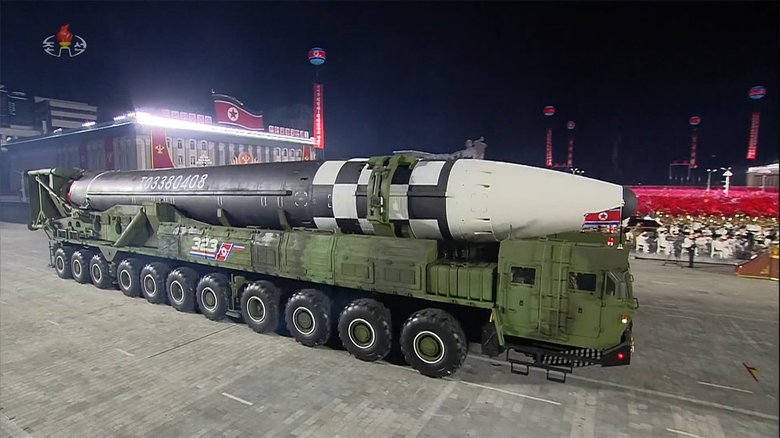 “新型ICBM”など公開 北朝鮮が軍事パレード