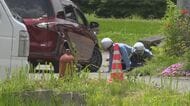 草取り中に事故か　道路にしゃがんでいた94歳女性が車にはねられ死亡　車はバックで市道に出て、前進した際に　現場で警察官が車の死角となる位置を確認　長野・伊那市
