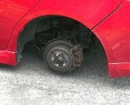 走行中の乗用車の左後輪からタイヤが外れる事故が発生…巻き込まれやケガ人なし…警察がタイヤ交換後の点検呼びかけ＜北海道名寄市＞