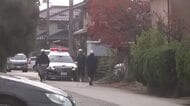秋田市八橋でクマ居座り　住宅敷地内の木の下にとどまる　市の職員や警察が警戒にあたる