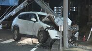 Uターンの車と直進車…未明の交差点で車同士が衝突し1台が信号機の柱をなぎ倒す 直進していた30代女性を搬送