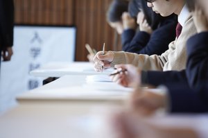コロナ禍で行われる大学入学共通テスト「16日午後6時過ぎの公共交通機関利用は控えて」
