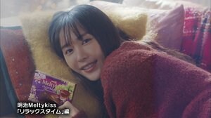 新垣結衣 寝転びカメラ目線で「とろけるぅ」くつろいだキュートな表情に視線くぎ付け