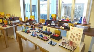「ガラスのお雛様展」 巧みな技法…奥行と華やかさ演出 富山ガラス工房