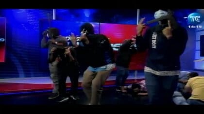 テレビ局の生放送中に武装集団が乱入　キャスターの首に銃突きつけスタッフ人質に　13人逮捕　南米・エクアドル