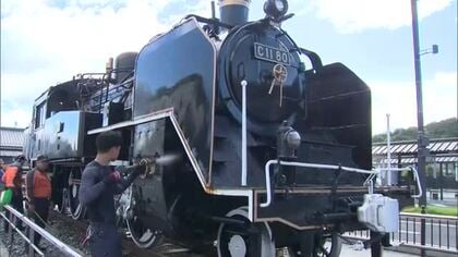 １９７２年まで津山線などで活躍…鉄道の日を前に津山駅前に展示している蒸気機関車の清掃活動【岡山】