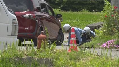 草取り中に事故か　道路にしゃがんでいた94歳女性が車にはねられ死亡　車はバックで市道に出て、前進した際に　現場で警察官が車の死角となる位置を確認　長野・伊那市
