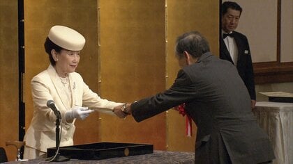 常陸宮妃華子さまが養蚕の発展に寄与した人を表彰する式典に出席し受賞者を称えられる