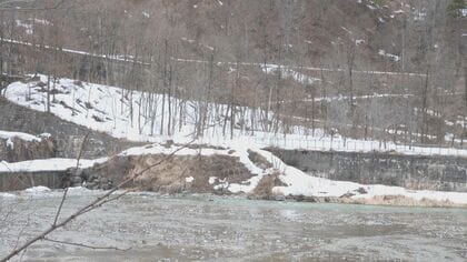 母親が運転のスノーモービル横転　オーストラリア国籍の8歳の娘が死亡　のり面に乗り上げて横倒しに　長野・白馬村