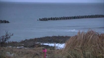 秋田県沿岸部に暴風と波浪警報　15日にかけて建物被害や交通障害に警戒を呼びかけ　秋田