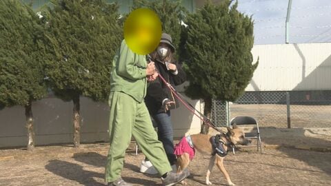 刑務所から再スタートへ…暴力受けて育った受刑者と里親に見放された保護犬 リードで伝え合う思いやりと信じる心