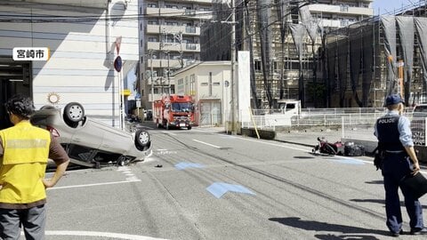 コンビニ駐車場で利用客の車を盗み5分後に衝突事故　車横転も脱出し逃走の男逮捕　バイク男性あばら骨折るケガ　宮崎市