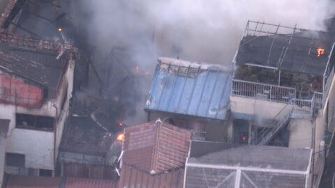 木造住宅「1階から火が…」消防車など13台で消火活動も現場は住宅密集地の集合住宅　付近の家への延焼も　大阪・守口市