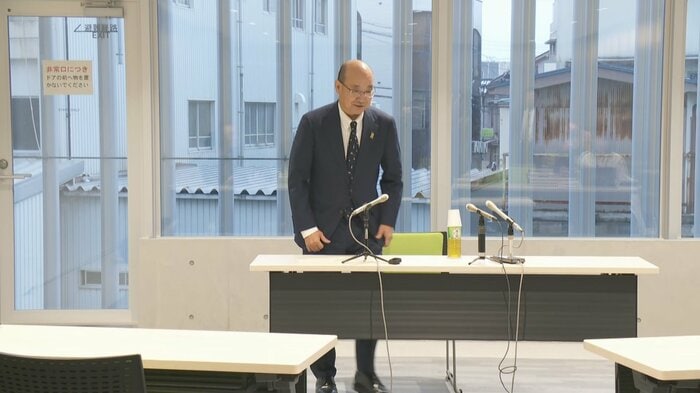 報道陣の取材に応じる上坂副市長