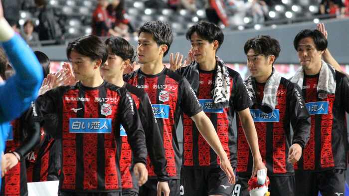 サポーターにハイタッチで応える高尾瑠選手（右から3人目）と大森真吾選手（右から4人目）