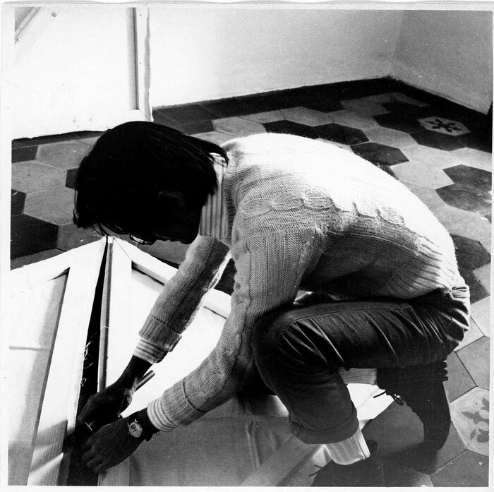 作品制作にいそしむパオリーニ氏(1966) Photo © Anna Piva Courtesy Fondazione Giulio e Anna Paolini, Turin - © Giulio Paolini
