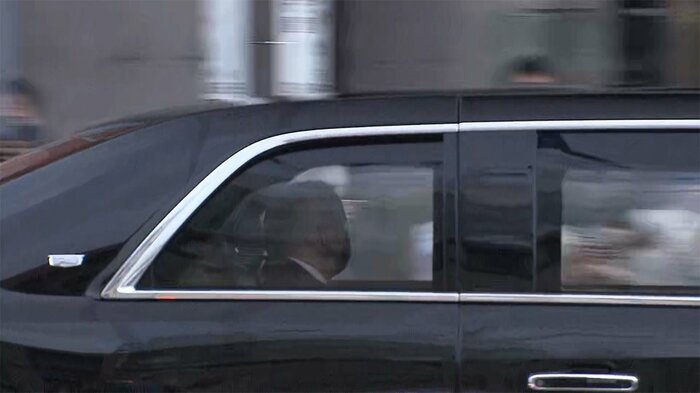 大統領専用車「ビースト」で都内を移動するバイデン大統領(22日)