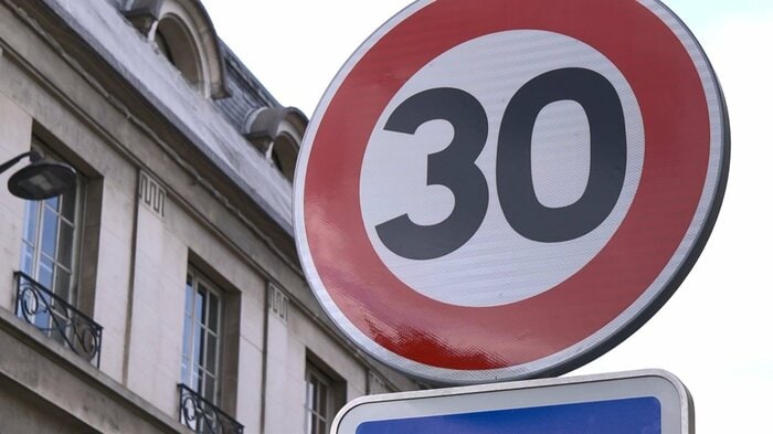 パリでは市内の道路のおよそ6割に時速30キロの速度制限を導入