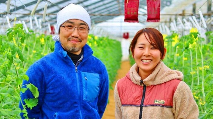 曽我農園の代表・曽我新一さん(左)。隣は奥さんの千秋さん