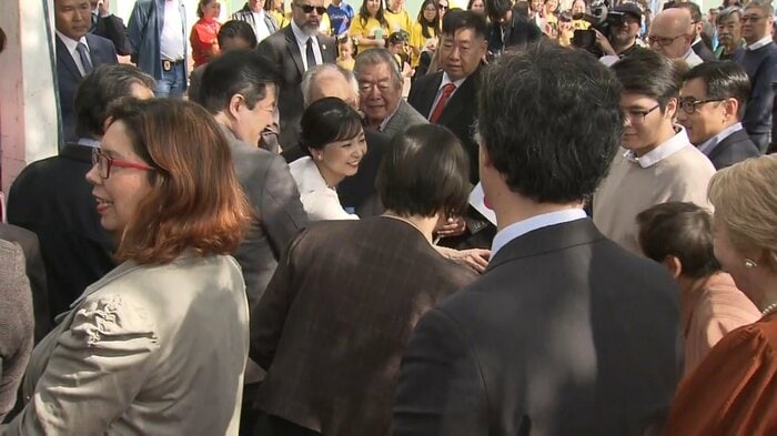 集まった人と手を伸ばし合って握手される佳子さま