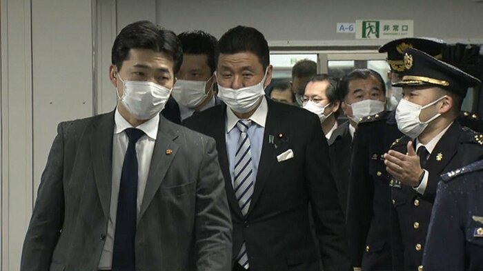 東京大規模接種会場を視察する岸防衛相 10日