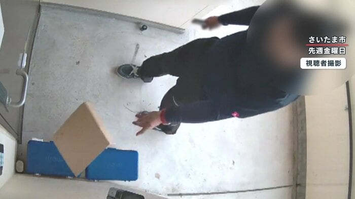 無造作に荷物を放り投げる