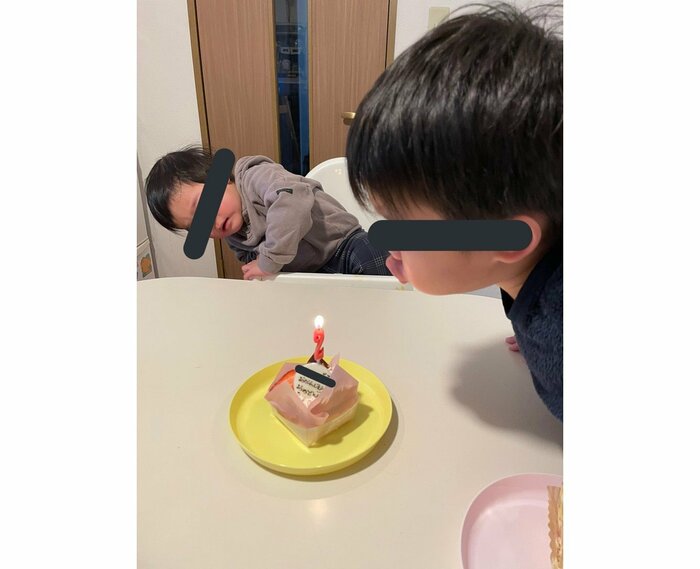 ろうそくの火を消してくれるお兄ちゃん(提供:PUIPUIかぼすさん)