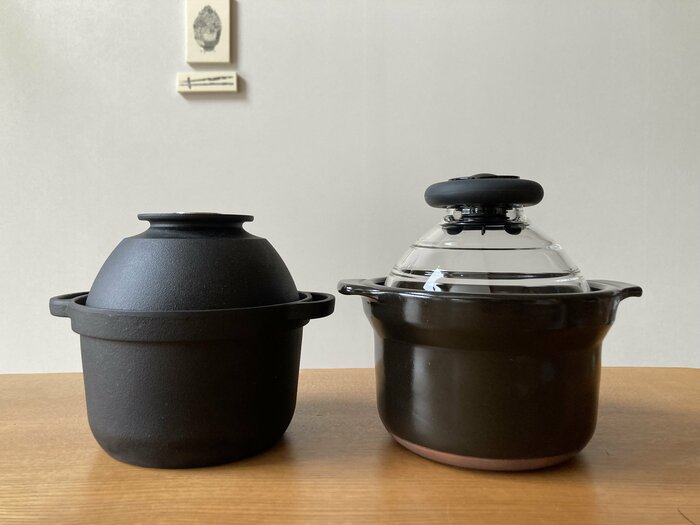 鉄鍋（左）と土鍋も使い分け