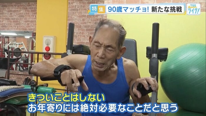 自身が経営するジムで1日2時間のトレーニングを続ける
