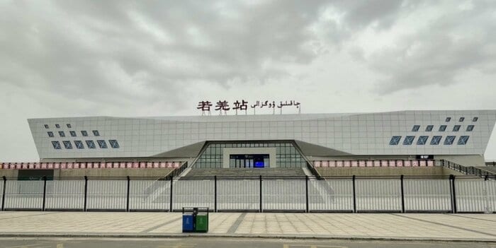 2022年6月に完成した鉄道の駅 正面には共産党のスローガンが掲げられていた