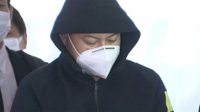航空機を降りた渡辺容疑者(午前5時20分ごろ 羽田空港)