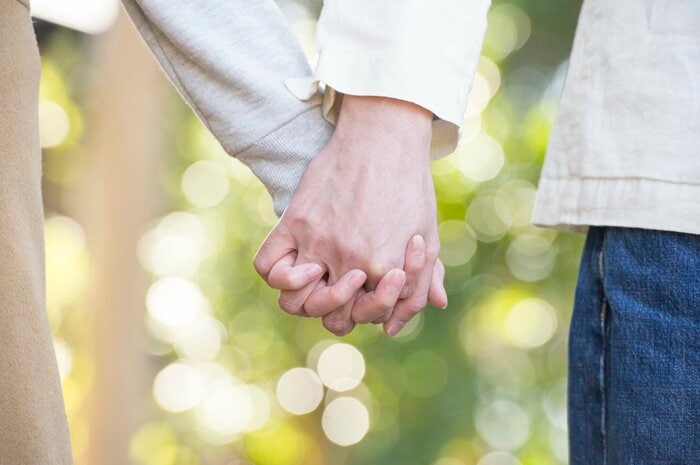 「心臓が弱いから手を繋いだ」は「信用できない」　画像はイメージ