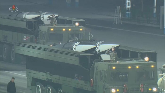 1月の軍事パレードで公開されたミサイルの先端も白黒2色の塗装と市松模様が施されている