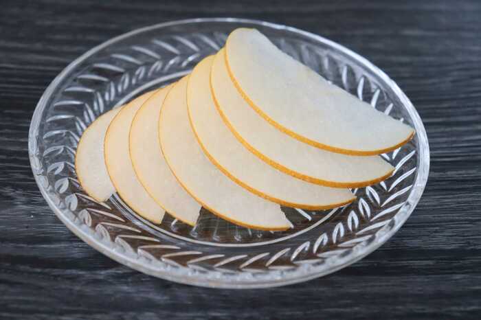 皮ごと薄くスライスすれば、梨のシャキシャキ感はそのままに、違和感なく皮まで食べられます