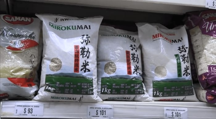ウルグアイのスーパーに並ぶあきたこまち