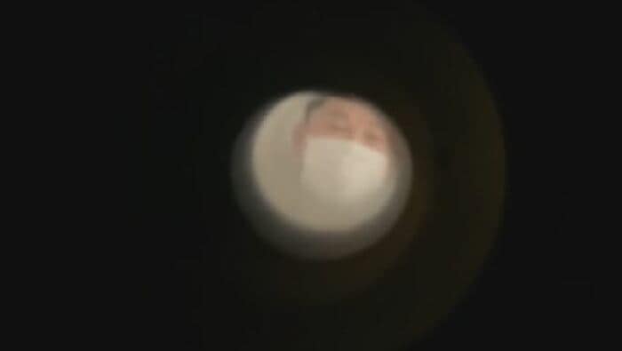 単眼鏡を逆にしてドアスコープをのぞいた映像より