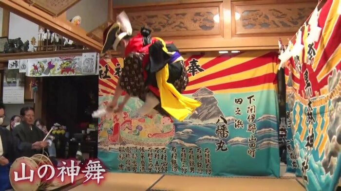 若手の石崎さんが力一杯飛び跳ねるなどして盛り上げる