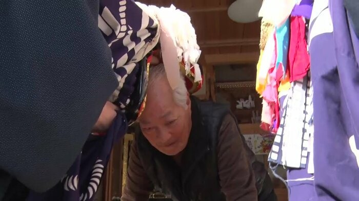 権現様に祈りをささげる地元の人たち